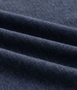 Remera de corte comfort, color azul marino jaspeado, con cuello redondo, manga corta y estampa pequeña localizada en el centro del pecho.