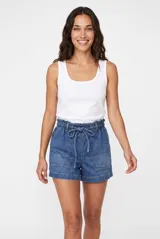 Short de denim azul con cintura fruncida elastizada, cordón de ajuste frontal y bolsillos plaqué delanteros.