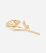 Broche tipo alfiler con diseño floral en metal dorado, con acabado texturizado.