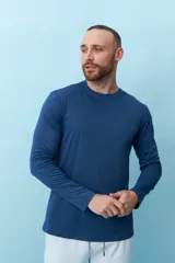 Remera de manga larga color gris.