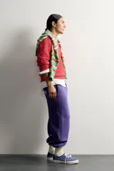 Sweater regular fit de punto tejido en hilatura de algodón, con cuello en V y manga larga. Presenta diseño de trenzas, acabados en rib y parche de la marca en el bajo.