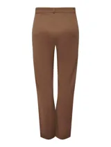 Pantalón recto color marrón, de tiro medio con trabillas para cinturón y cierre frontal con cremallera y gancho.