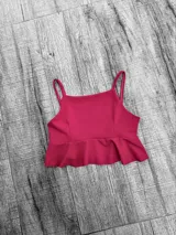 Top corto con tirantes finos y volado en el bajo.