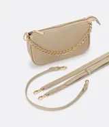 Bolso baguette dorado con correa de hombro y cadena decorativa.