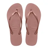 Ojotas Havaianas modelo Slim, color dorado, con tiras finas y suela con textura antideslizante.