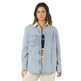 Camisa de denim de corte relajado, color celeste, con cuello camisero en contraste de color beige, cierre frontal de botones, manga larga y un bolsillo aplicado en el pecho con detalle de parche bordado.