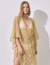 Kaftan dorado con brillo, de manga corta amplia y escote en V. Posee jareta interna ajustable en la cintura y tajo lateral.