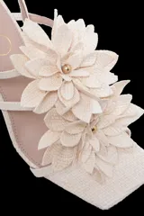 Sandalias de tacón acampanado con punta cuadrada, color arena con apliques de flores.