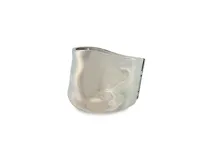 Brazalete rígido plateado de diseño ancho y orgánico, con acabado brillante y efecto texturizado fluido.