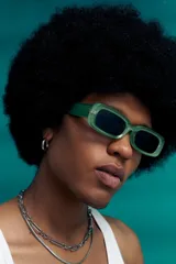 Lentes de sol rectangulares color verde agua con protección UV.