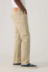 Pantalón de corte regular fit confeccionado en sarga color beige, con tiro medio y cierre frontal con cremallera.