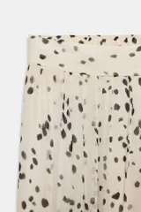 Pantalón de tiro medio con estampado de manchas, bolsillos delanteros y bajo con puño elástico. Incluye forro interior.