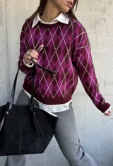 Sweater de tejido de punto con diseño de rombos en tonos bordó y magenta, con cuello redondo y terminaciones en color crema.
