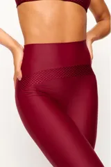 Calza larga de lycra color bordó, con cintura alta y detalle de textura colmena 3D en la parte superior.
