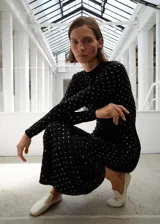 Zapato tipo flat de cuero ovino en color blanco, con diseño de punta redonda y detalle de fruncido elástico en el empeine.