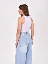 Musculosa negra de corte ajustado, con cuello redondo y sisas amplias.