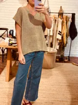 Remera tejida en lurex dorado con contornos en crochet y mangas cortas.