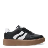 Championes urbanos de plataforma color beige, con diseño de paneles superpuestos y cierre mediante cordones al tono.
