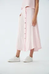 Falda midi abotonada en el frente, color rosa claro, con bolsillos laterales y diseño de corte recto.