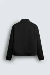 Sobrecamisa regular fit color gris oscuro, confeccionada en tejido con viscosa. Presenta cuello solapa, manga larga con puño abotonado, bolsillos de vivo en la cadera y cierre frontal con cremallera.