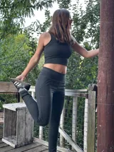 Pantalon de tiro alto confeccionado en lycra de algodon, con faja ancha en la cintura, bolsillos laterales y traseros, y ajuste elastizado en los tobillos.