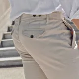 Pantalón de vestir azul marino con pinzas, corte slim fit, bolsillos laterales y traseros.