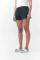 Short negro de felpa con cordón ajustable en la cintura y bolsillos laterales.