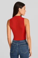 Top blanco de viscosa con cuello alto y corte entallado.