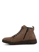 Bota baja de gamuza marrón, con cordones oscuros y suela de poliuretano a tono.