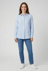 Camisa liviana de manga larga en color celeste, con cuello camisero clásico y cierre frontal de botones.