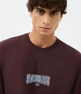 Remera de manga corta con corte relaxed y cuello redondo. Presenta un estampado de lettering en la parte frontal y un diseño gráfico de mayor tamaño en la espalda. Confeccionada en algodón suave y resistente.