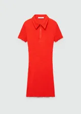 Vestido corto de tejido con textura, color naranja, con cuello polo y cierre de cremallera frontal. Presenta un diseño entallado y mangas cortas.