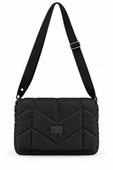 Cartera tipo bandolera puffer de color negro, con diseño acolchado en chevron, solapa frontal con parche de la marca Unique y correa ajustable.