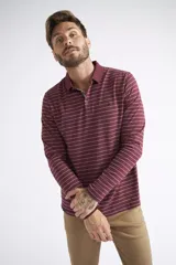 Remera polo de manga larga para hombre con diseño a rayas horizontales en color bordó y blanco. Presenta cuello clásico, cierre frontal con botones y logo bordado en el pecho.