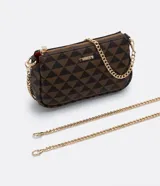 Bolso bandolera rectangular de poliuretano color marrón con estampado de triángulos y correa de cadena dorada.