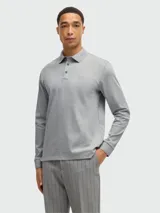 Remera polo Boss de manga larga en color gris, confeccionada en algodón interlock. Presenta cierre frontal de tres botones, cuello camisero clásico, puños acanalados y el logotipo de la marca sutilmente bordado en el pecho.