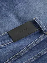 Bermuda de jean azul de corte slim con dobladillo. Diseño de cinco bolsillos y talle medio.