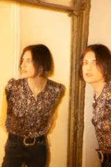 Blusa estampada con flores, de gasa, con mangas abuchonadas y volados en el frente.