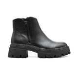 Bota corta negra de cuero sintético con cierre lateral y suela track.