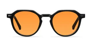 Lentes de sol geométricos negros con lentes naranjas.
