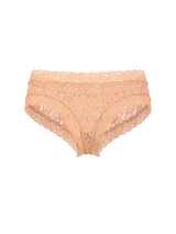 Panty de encaje color salmón, modelo tipo cheeky de tiro bajo con detalles festoneados.