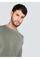 Sweater de punto con cuello redondo, diseño liso y puños y ruedo acanalados.