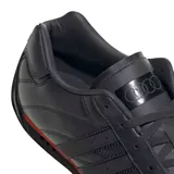 Championes urbanos Adidas Adiracer L en colaboración con Audi Revolut F1 Team, de color negro con detalles en rojo. Diseño de inspiración automovilística con las clásicas tres tiras en los laterales, suela de perfil bajo y el logo de la marca en la lengüeta y el talón.