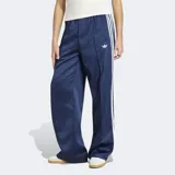 Pantalón deportivo Adidas SST de satén color azul marino, de corte holgado y diseño de pernera ancha. Cuenta con las clásicas tres tiras blancas a lo largo de los laterales y el logo del trifolio bordado en una pierna.
