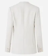 Blazer color crema en tejido tweed, de corte recto, sin solapa, con cierre frontal de un botón y bolsillos con solapa.