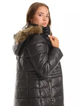 Campera de abrigo de largo medio marca Gallery, con diseño acolchado y costuras que definen la silueta. Cuenta con cierre frontal, bolsillos laterales con cierre, cuello elevado y capucha desmontable con borde de piel sintética.