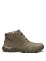 Bota tipo chukka de cuero color marrón, con cordones al tono, suela de goma dentada para mayor tracción y logo de la marca grabado en el lateral y en la puntera.
