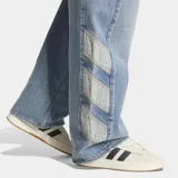 Pantalón vaquero de corte holgado y estilo urbano, confeccionado en tejido de algodón resistente con acabado lavado. Presenta cintura fija con cierre de cremallera y diseño de pernera ancha.