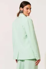 Blazer verde menta de corte recto con solapas de muesca y doble botonadura.