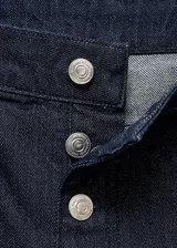 Jeans de tiro bajo confeccionados en 100% algodón estilo tejano vaquero, de diseño recto y largo, con cierre de botones, dos bolsillos laterales y dos bolsillos de parche en la parte posterior.